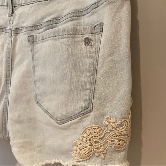 Cute Lacy Denim Light-wash Shorts - Picture 4 of 4